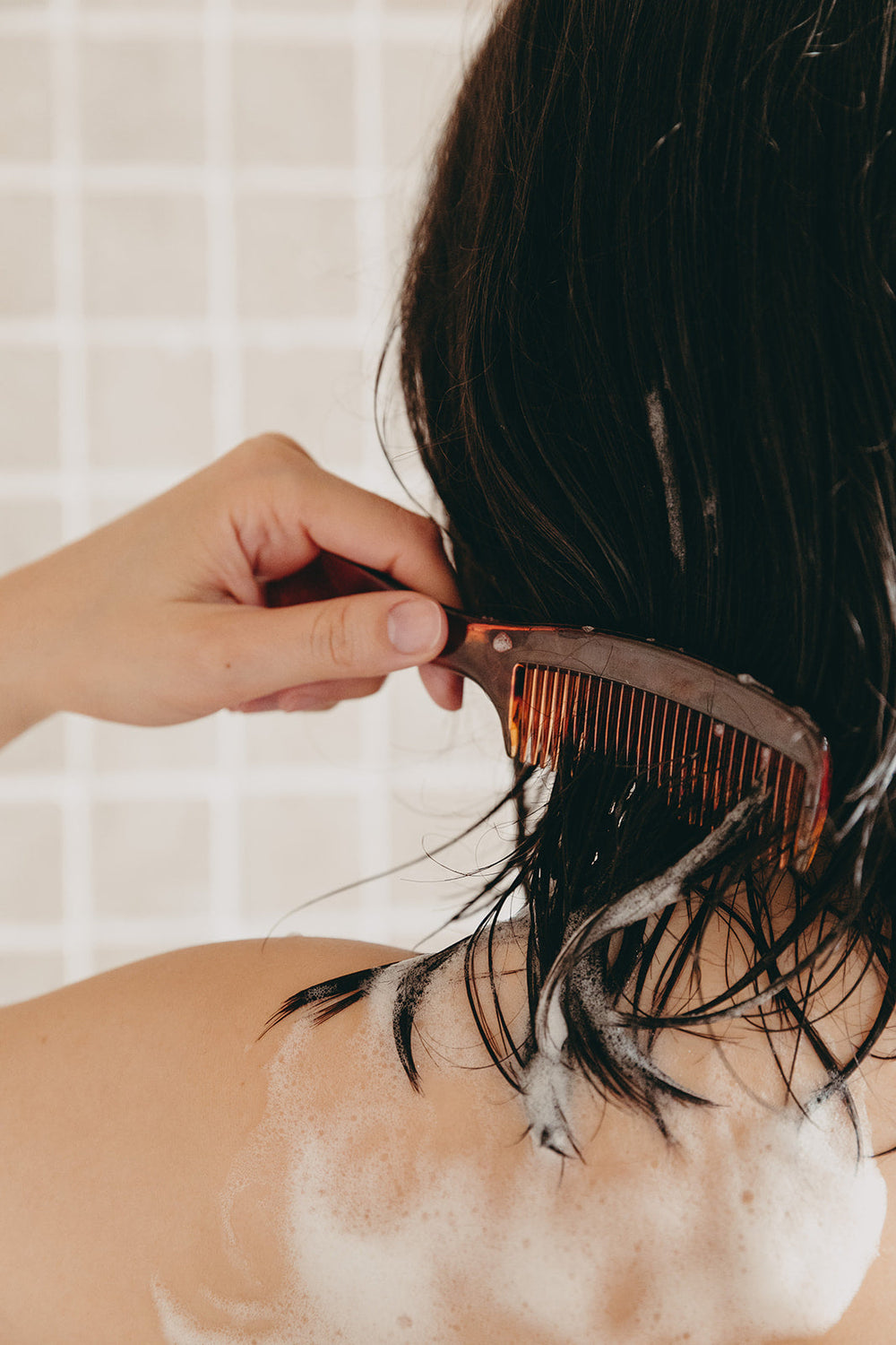 Shampoing solide et cheveux poisseux : quelles solutions